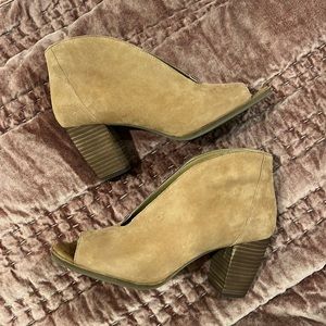 Lucky Brand Women’s heeled peep toe booties in tan suede